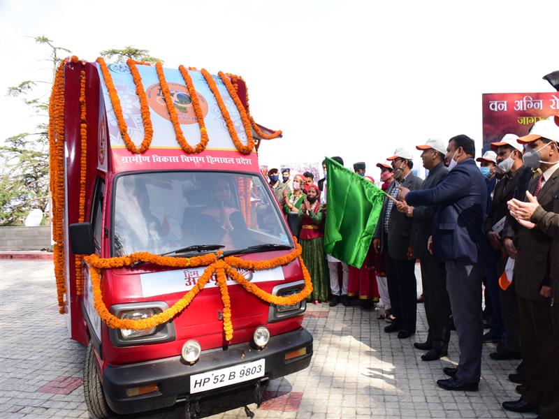मुख्यमंत्री ने हिम अन्नपूर्णा फूड वेन को झंडी दिखाकर रवाना किया