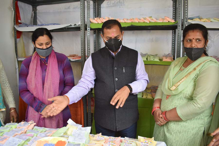 उपायुक्त ने किया होली के प्राकृतिक रंगों के बिक्री केंद्र का उद्घाटन