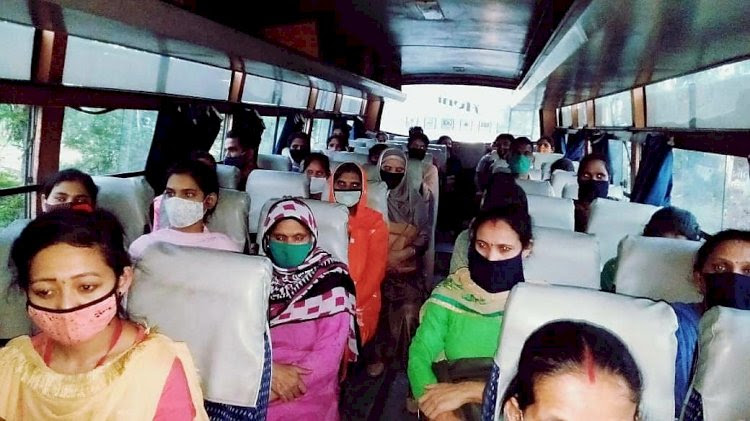 बस में मजदूरों की ओवरलोडिंग, नियमों का उल्लंघन करने पर 5,000 का काटा चालान