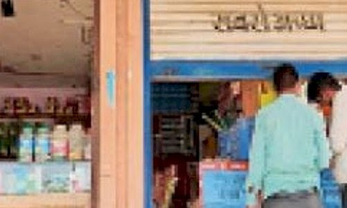 तय समय के बाद खुली दुकान का डीएसएपी संगड़ाह ने किया चालान