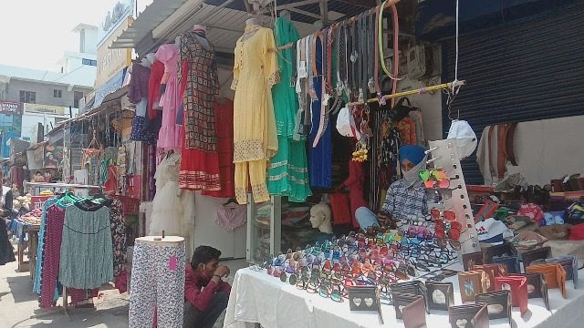 नाहन के मुख्य बाजार में उमड़ी खरीदारी के लिए भीड़, दो बजे तक रही दुकानें खुली
