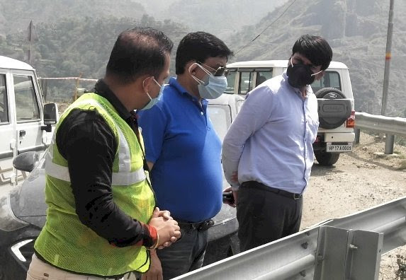 एसडीएम ने राष्ट्रीय राज्य मार्ग पर भूस्खलन की समस्या के समाधान के लिए किया औचक निरीक्षण