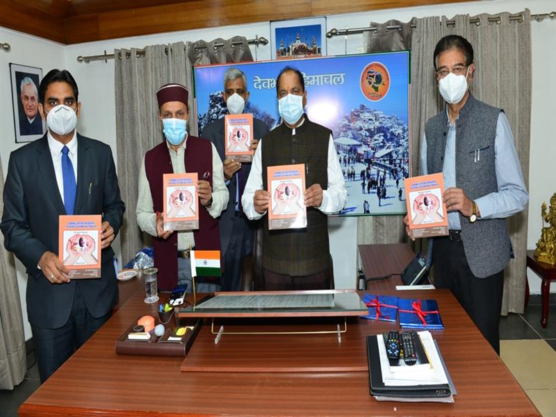 मुख्यमंत्री ने गिविंग लाइफ आॅफ्टर डेथ-द हीरोज आफ हिमाचल प्रदेश पुस्तिका का विमोचन किया