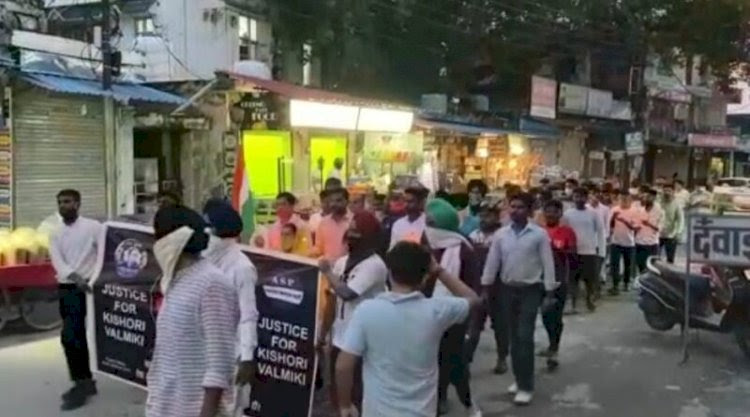 9 साल की बच्ची के साथ दुष्कर्म और हत्या के विरोध में भीम आर्मी ने निकाला कैंडल मार्च