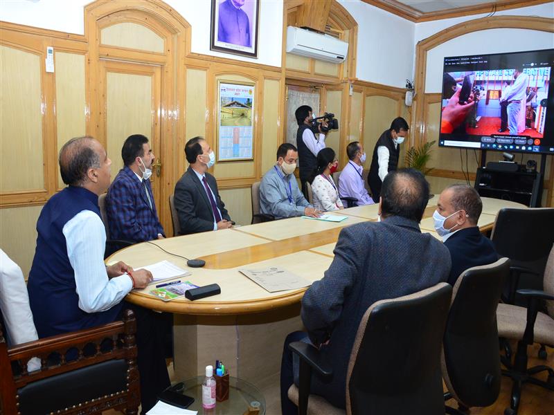 मुख्यमंत्री ने हिमाचल प्रदेश राज्य सहकारी बैंक की रोहड़ू शाखा के परिसर का लोकार्पण किया