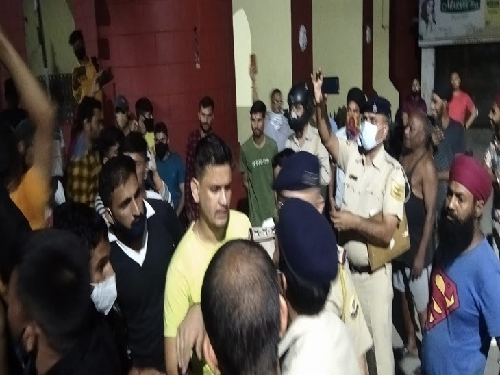 नाहन में आधी रात को चक्का जाम:हिंदू जागरण मंच के कार्यकर्ताओं से पुलिस का अभद्र व्यवहार, चोर कहने पर उपजा विवाद, रात 2 बजे बहाल हो पाया नाहन-शिमला हाइवे