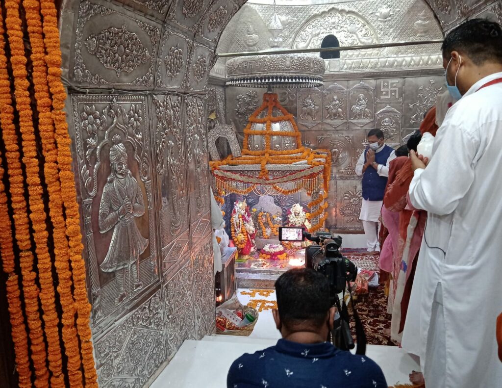 अश्विन नवरात्रि के पहले दिन मां के जयकारों से गूंजा मां बाला सुंदरी मंदिर