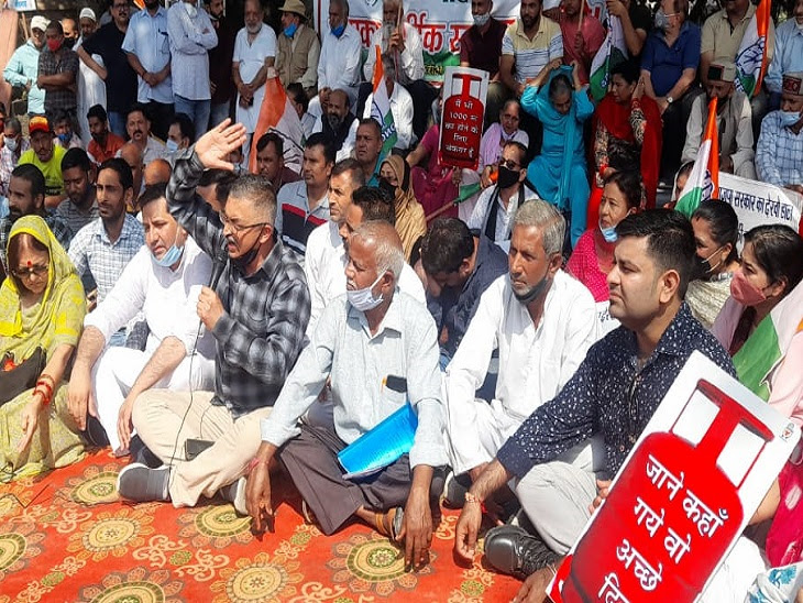 नाहन में ब्लाॅक कांग्रेस कमेटी का धरना प्रदर्शन:नेशनल हाईवे की खस्ताहालत देखकर उग्र हुए कार्यकर्ता, बोले- अधिकारी कर रहे भाजपा नेताओं की चमचागिरी