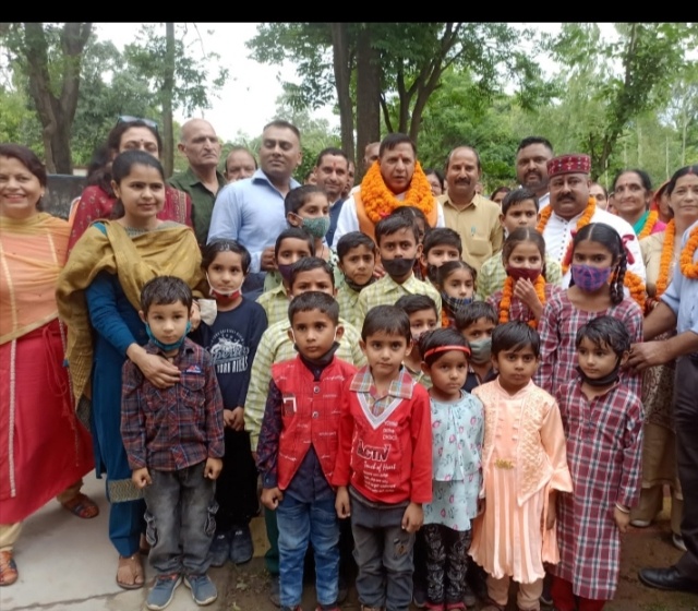 डा. बिन्दल ने किया नव-स्तोन्नत माध्यमिक पाठशाला कून उदघाटन दशकों से पिछडा हमारा नाहन क्षेत्र अब दौड़ रहा है सरपट नाहन क्षेत्र के शिक्षण संस्थाओं में नये भवन और मुरम्मत के लिए 23 करोड़ स्वीकृत