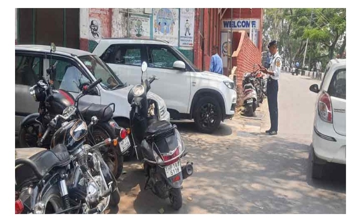 शमशेर व. मा. पाठशाला के बाहर ट्रैफिक पुलिस की सरदर्दी बनी पार्किंग