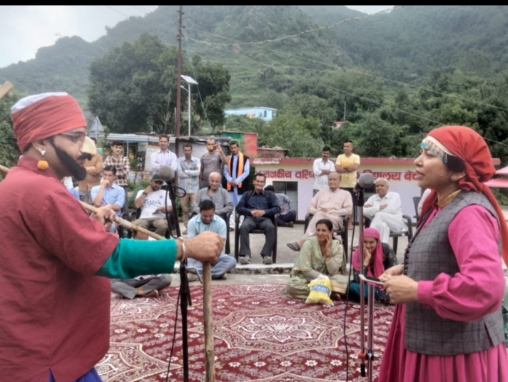 सिरमौर में दिहाड़ी दारो रे दिहाड़ी बढाए पेंशन बुजुर्गों रे बढ़ाएं, गरीबो लोगों का भला किया वादा अपना निभाया लोक गीतो के माध्यम से चलाया जा रहा है विशेष प्रचार अभियान