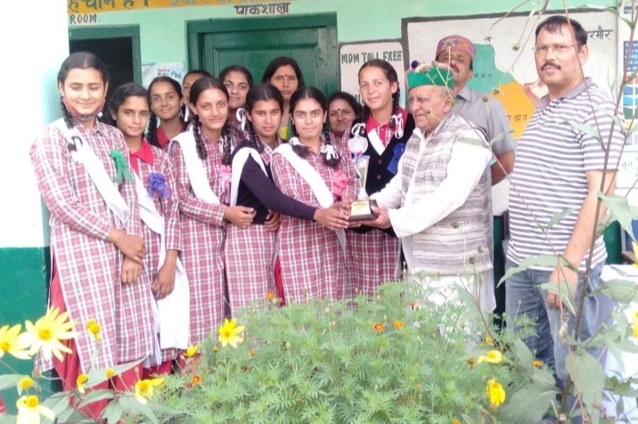 पदमश्री विद्यानंद सरैक ने देवठी मंझगांव स्कूल में बच्चों को बांटे पुरस्कार