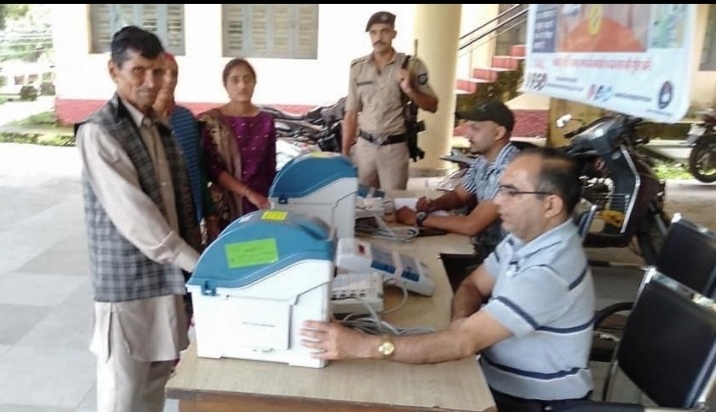 जिला निर्वाचन कार्यालय तथा रिटर्निंग अधिकारियों के कार्यालय में उपलब्ध हैं ईवीएम/वीवीपैट
