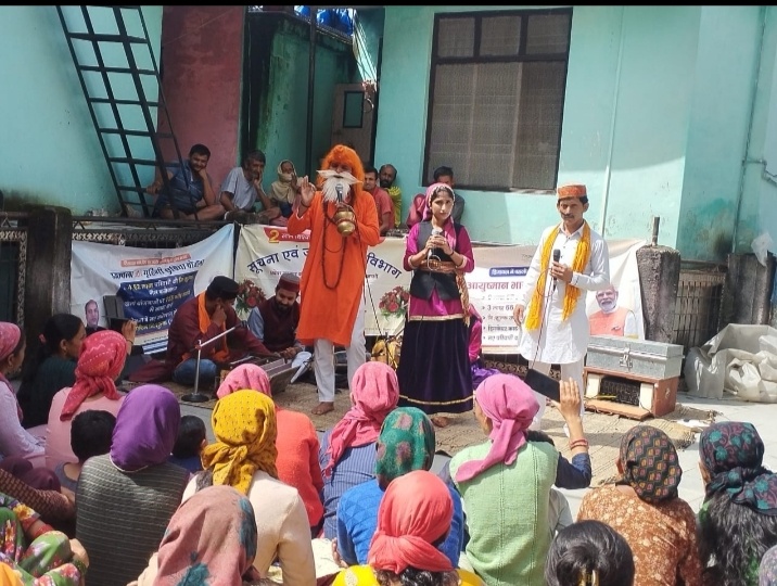 कलाकारों ने गुडिया हेल्पलाईन शक्ति बटन ऐप व होशियार सिंह हेल्पलाइन-1090 के बारे में दी जानकारी