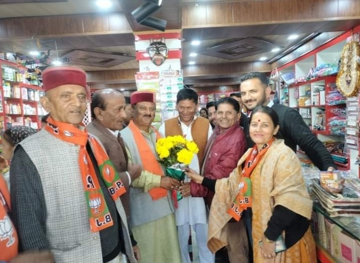 नारायण सिंह ने हरिपुरधार में लिया जनता का आशीर्वाद।
