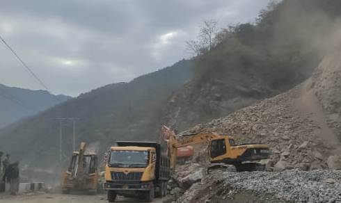 हाईवे पर भूस्खलन के कारण सड़क पर दोनों तरफ चार किलोमीटर तक लम्बा जाम लगा