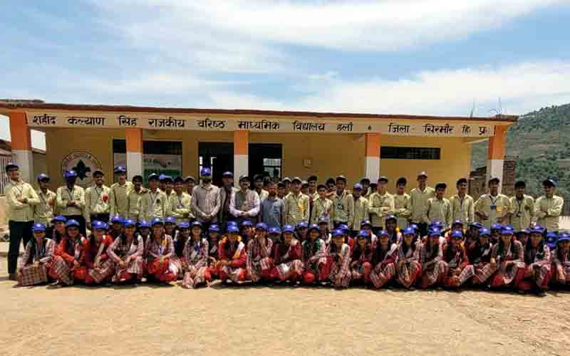 प्रर्यावरण सुरक्षा को लेकर हलां स्कूल में जागरूकता शिविर।