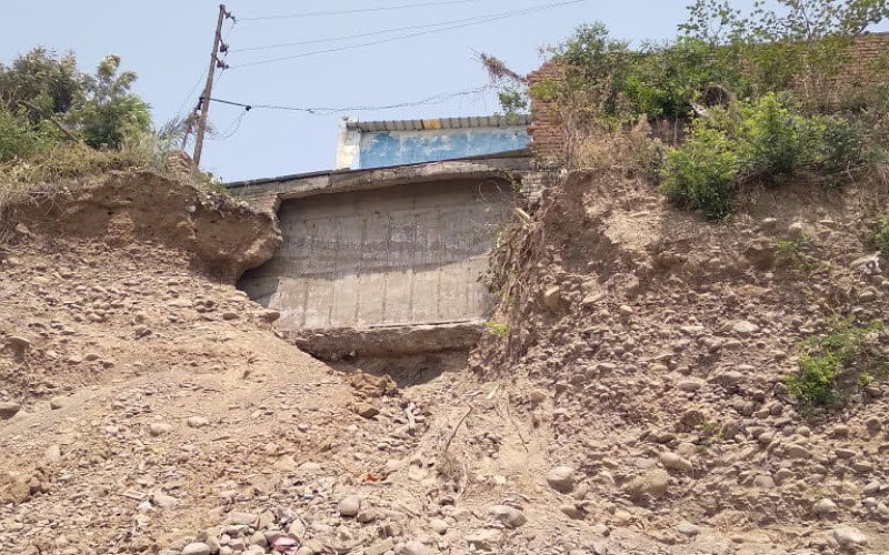 अवैध खनन के चलते कालाअंब की एक फैक्ट्री पर मंडराया गिरने का खतरा