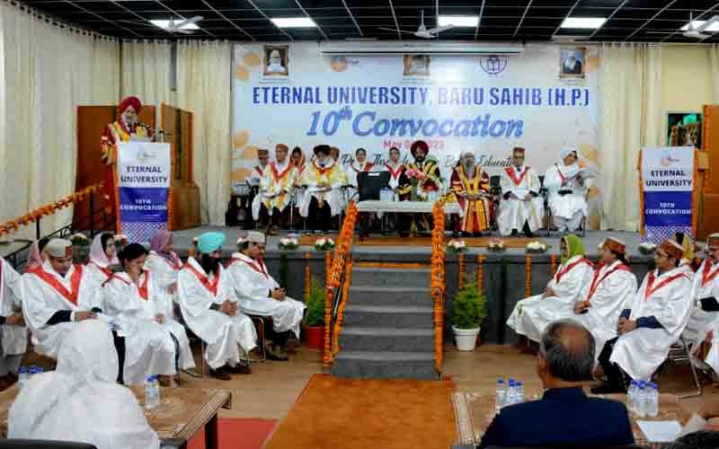 बड़ू साहिब स्मारक विश्वविद्यालय में दीक्षांत समारोह।