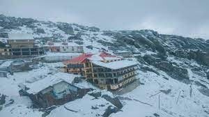 चूड़धार में बर्फबारी और निचले क्षेत्रों में बारिश के कारण शीतलहर जारी।