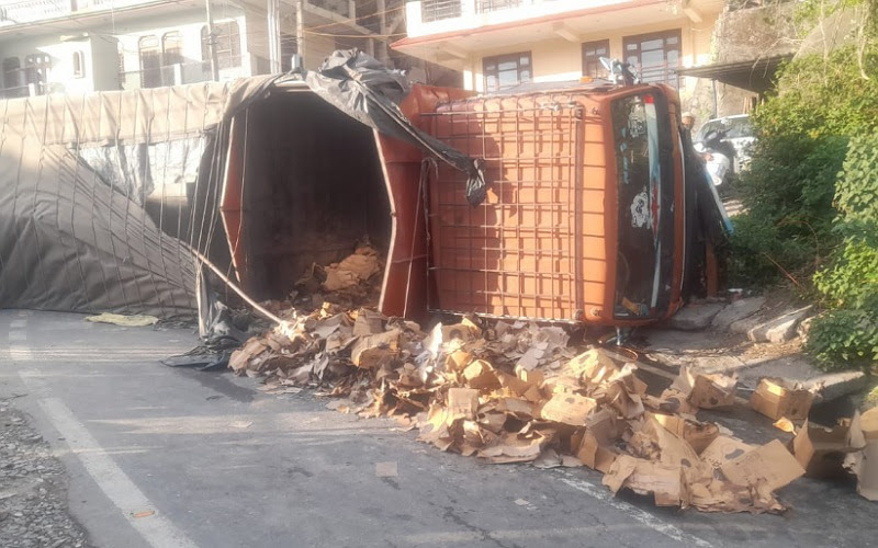 केबिन बना छुपा कर बिना परमिट संतरा ब्रांड शराब ट्रक पलटा।