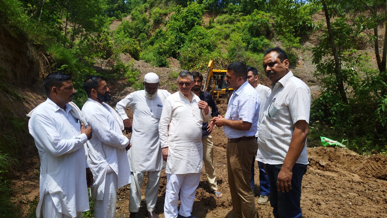 मात्तर-भेड़ों सड़क को शीघ्र बहाल करे लोक निर्माण विभाग -अजय सोलंकी