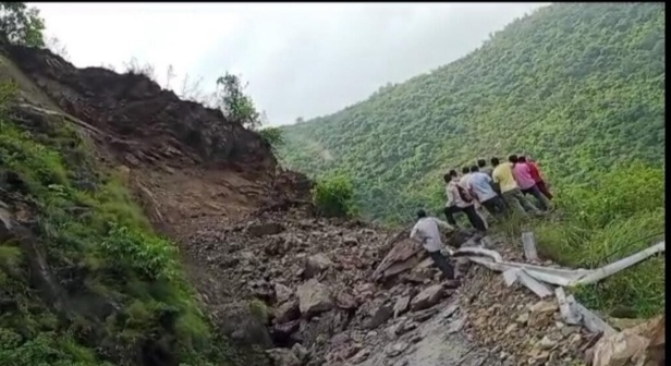 हरिपुरधार मार्ग धनोई पुल के समीप पहाड़ी खिसकते हुआ बाधित