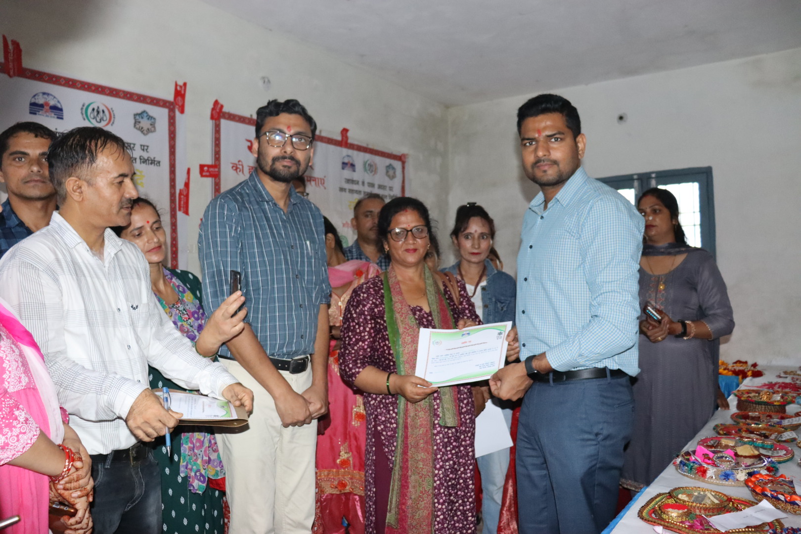 अतिरिक्त उपायुक्त ने नाहन में प्राकृतिक राखियों के स्टॉल का किया शुभारम्भ