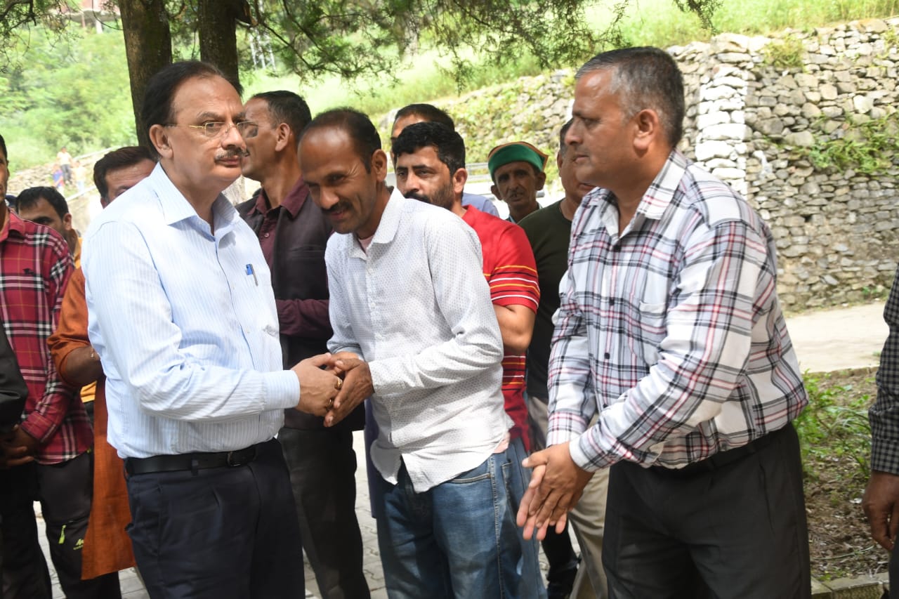 भारी बारिश व भूस्खलन से हुए नुकसान के मामलों का शीघ्र करें निपटारा -हर्षवर्धन चैहान