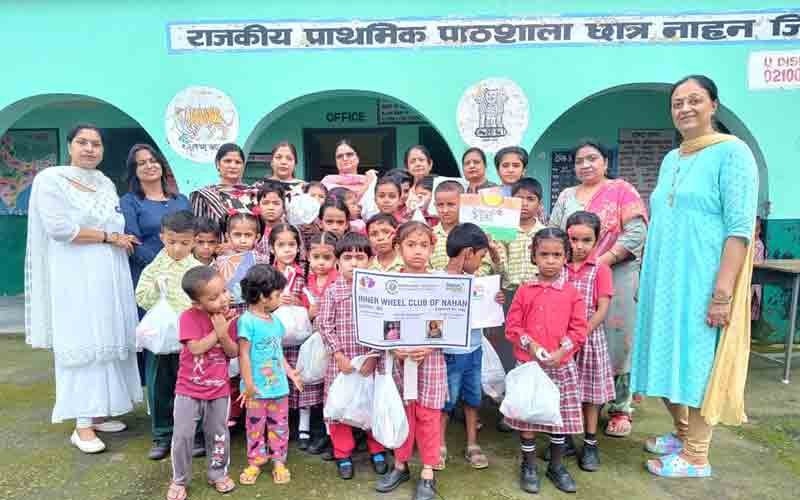 इनरव्हील क्लब नाहन ने स्कूल के बच्चों को बांटी हाईजीन किट्स।