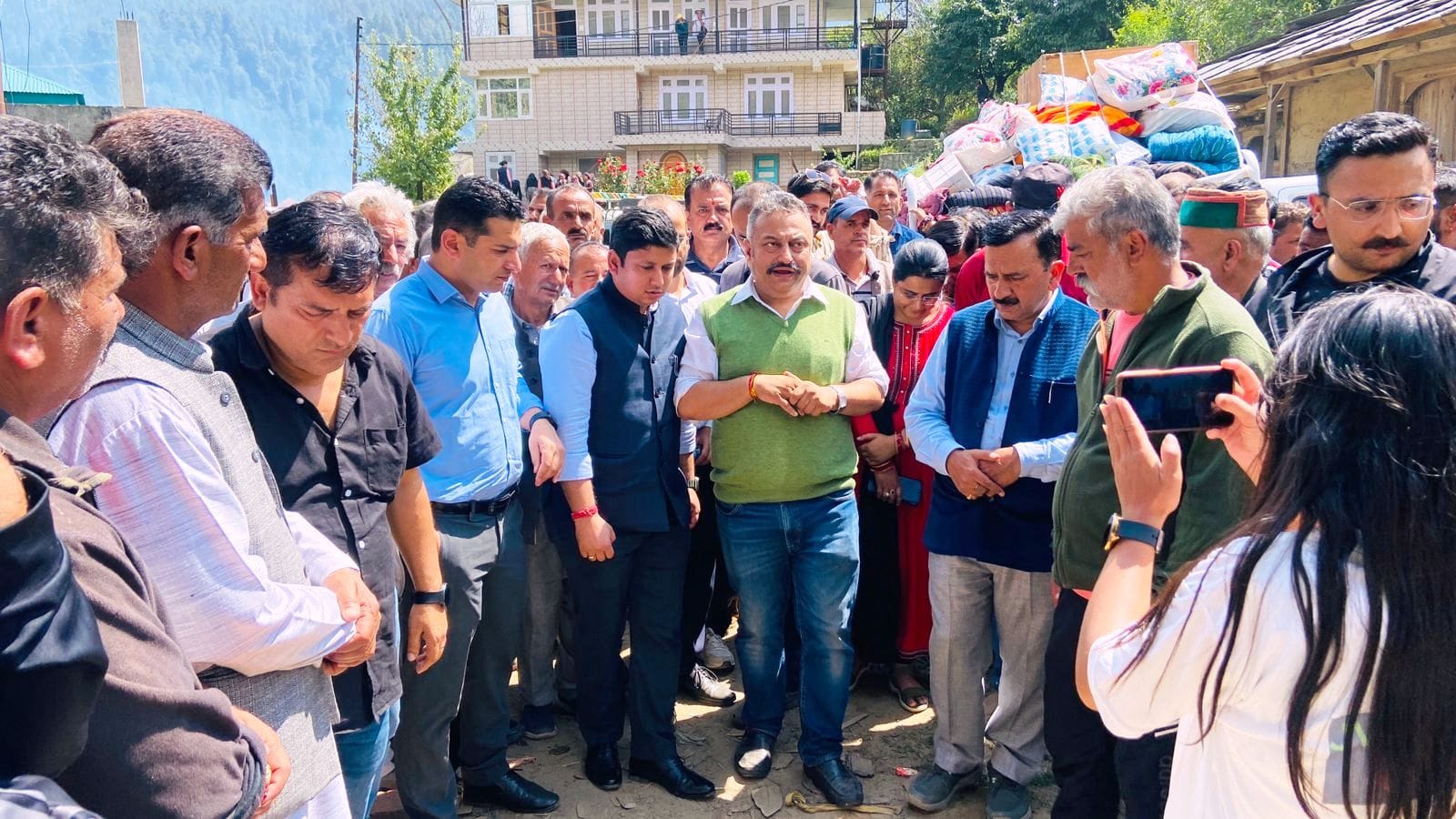 शिक्षा मंत्री व उपायुक्त ने रोहड़ू के धरोटी गांव में हुई आगजनी का लिया जायजा, हर संभव सहायता का दिया आश्वासन