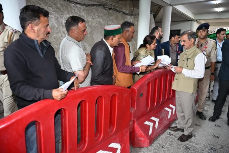 शिमला में मुख्यमंत्री ठाकुर सुखविन्द्र सिंह सुक्खू ने लोगों से मुलाकात कर उनकी समस्याएं, सुझाव और अपेक्षाएं सुनीं।