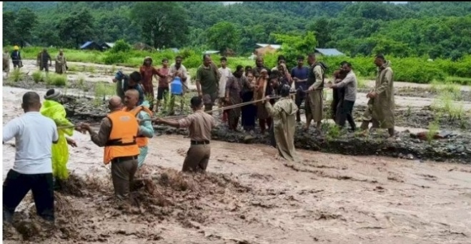 कटासन खड्ड में अचानक आई बाढ़ में फंसे 25 लोगों को तीन घंटों में सुरक्षित बाहर निकाला