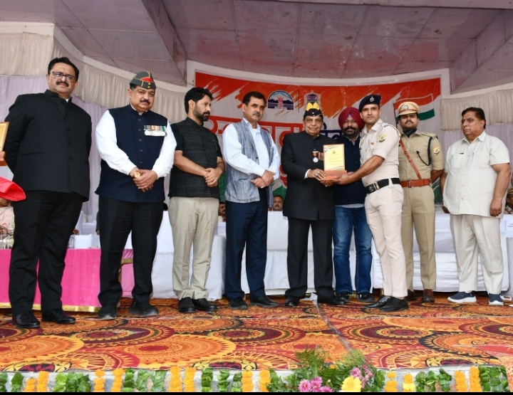 डॉ. शांडिल ने उत्कृष्ट कार्य के लिए विभूतियों को किया सम्मानित