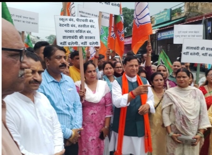 कटासन माता मंडल में सड़कों की दुर्दशा के खिलाफ लोगों ने किया प्रदर्शन : डॉ. राजीव बिंदल