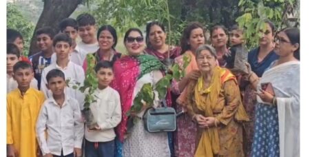ऐतिहासिक रानीताल बाग में सत्य साईं समिति ने सजावटी और फलदार पौधे किए रोपित