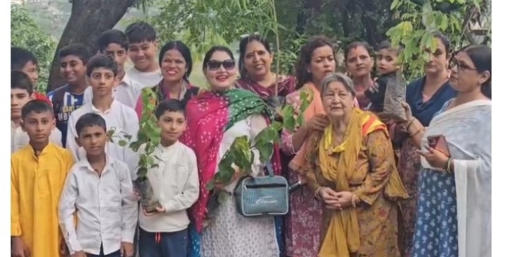 ऐतिहासिक रानीताल बाग में सत्य साईं समिति ने सजावटी और फलदार पौधे किए रोपित
