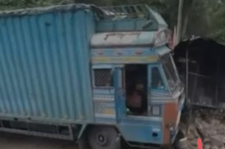 नवोदय स्कूल के तीखे मोड़ पर बेकाबू ट्रक खोखे में घुसा, शटर और दुकान क्षतिग्रस्त