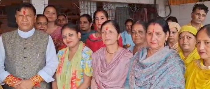 रक्षा बंधन कार्यक्रम में बहनों का स्नेह और आशीर्वाद पाकर भावुक हुए डॉ. बिंदल