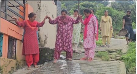 सीवरेज ने रोकी बगीची वाली गली, फिसलन से बढ़ा खतरा, चलना हुआ मुश्किल