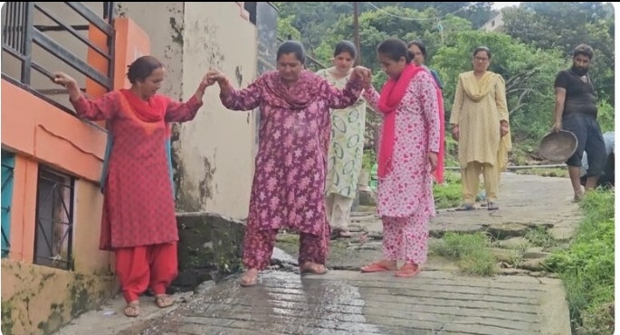 सीवरेज ने रोकी बगीची वाली गली, फिसलन से बढ़ा खतरा, चलना हुआ मुश्किल