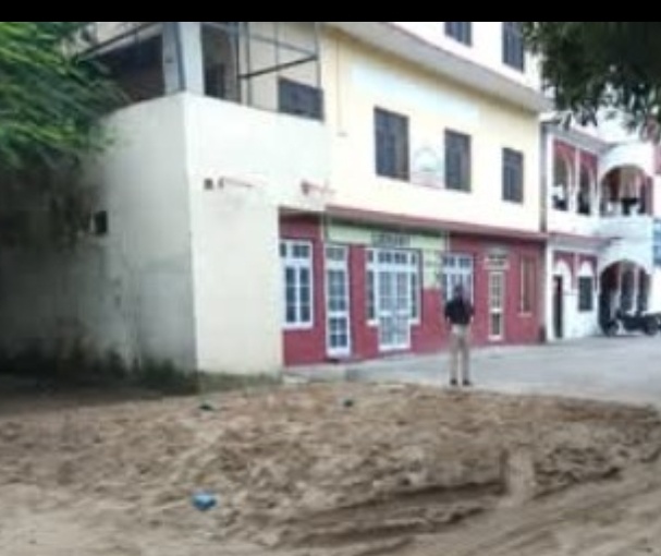 पक्का टैंक परिसर में नाहन परिषद द्वारा डाली गई रेत कब तक जनता को परेशान करेगी