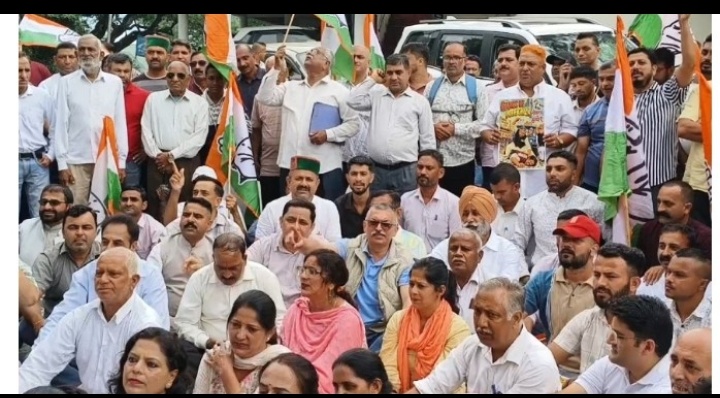 एसआइआर के विरोध में नाहन में कांग्रेस का प्रदर्शन, डीसी दफ्तर के बाहर फूंका पुतला