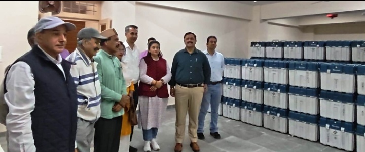 ई.वी.एम. व वी.वी.पैट. के भण्डारण कक्ष का निरीक्षण