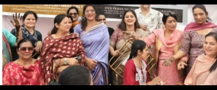 करवा चौथ पर मेहंदी के रंगों के बीच स्वावलंबन पर उपमा धीमान ने प्रशिक्षित युवतियों को दिया हुनर दिखाने का मंच